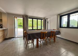 a dining room with a table and chairs at T4 avec jardin - ENVEITG in Enveitg