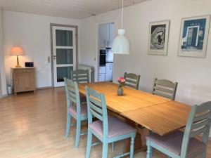 a dining room with a wooden table and chairs at Lille hus i Sydbyen in Silkeborg