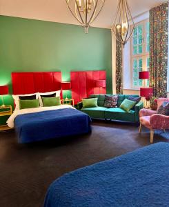 a bedroom with two beds and a couch at Sleephotels Suite Garde in Hamburg