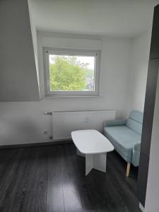 a room with a table and a chair and a window at RUHIGE Eke in Netphen