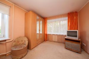 a living room with a television and a window at Apartamenty na Ady Lebedevoy in Krasnoyarsk