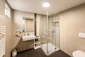 a bathroom with a sink and a shower and a toilet at Fewo Zum Malerwinkel - Rüdesheim in Rüdesheim am Rhein +26 photos
