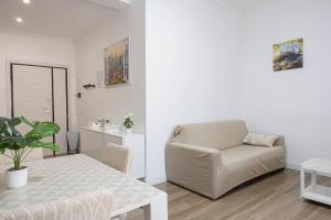 a living room with a chair and a table at Aura Station Ciampino 'Roma, StazioneFS, Aeroporto' in Ciampino