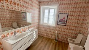 a bathroom with a sink and a mirror at Pink-Shell in Santiago de Riba-Ul +38 photos