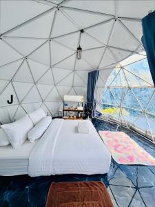 a bedroom in a dome tent with a bed at สกายเบย์ เชียงคาน in Ban Pha Baen