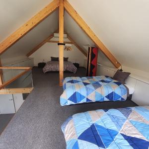 a attic bedroom with two beds in a attic at Kromven in Merksplas