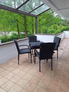 a patio with a table and chairs on a roof at Ferienwohnung Bever in Bad Karlshafen
