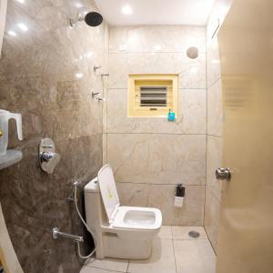ein Badezimmer mit Toilette und Dusche in der Unterkunft Hill View Comforts in Mysore + 30 Fotos