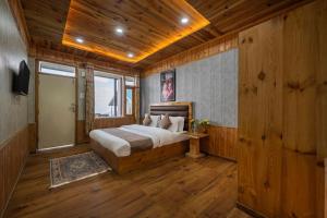 a bedroom with a bed in a wooden room at The Misty Heights l Rooms and Restaurant l Family Groups & Events l Open Air Lawn l Kufri by Exotic Stays in Kūfrī