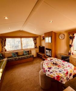 a bedroom with a bed and a couch at The Springs 22-Sara in Winthorpe