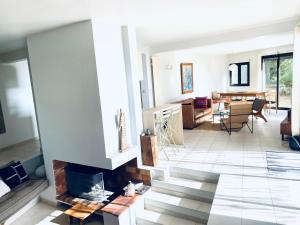 a living room with stairs and a dining room at Casa Altura in Coti-Chiavari