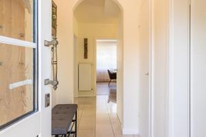 a hallway with a door leading into a room at Lieblingsplatz in Lathen