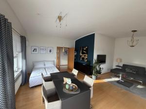 a living room with a bed and a table at Penthouse Seeblick Wohnung 86 qm KLIMATISIERT in Friedrichshafen