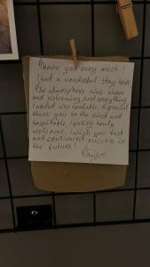 a handwritten note hanging on a bathroom wall at Bollnäs Lugn och Ro in Bollnäs