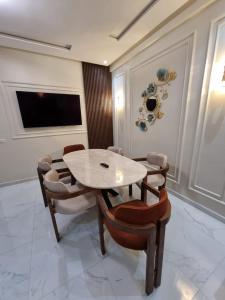 a dining room with a table and some chairs at Modern flat in a central location in Kenitra in Kenitra