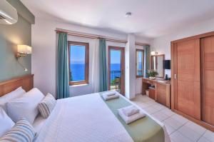 ein Schlafzimmer mit einem großen Bett und Meerblick in der Unterkunft Medusa Hotel in Kaş