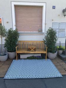 a wooden bench sitting in front of a building at Daddy's home in Hargesheim