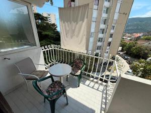 a balcony with a table and chairs on a balcony at Igalo Apartment in Igalo