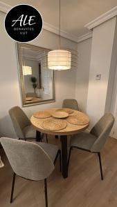 a dining room with a round table and chairs at Ale Benavites in Ávila