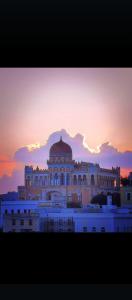 a building with a dome on top of it at sunset at Le 2 vele in Cerfignano