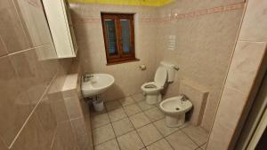 a bathroom with a toilet and a sink at casa Belvedere in San Siro