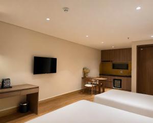 a hotel room with a bed and a kitchen at Thanh Bình Hotel - Buôn Ma Thuột in Buon Ma Thuot
