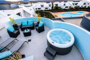 a hot tub on the balcony of a hotel at Ático de Lujo con Jacuzzi Privado en Azotea Vistas in La Oliva