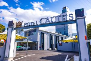 ein Hotelschild vor einem Gebäude in der Unterkunft HOTEL the CACTUS in Kasugai