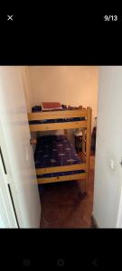 a room with two bunk beds in a room at ,1 habitacion in Esplugues de Llobregat