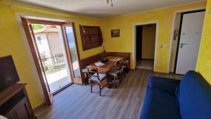 a living room with a table and a dining room at casa Belvedere in San Siro