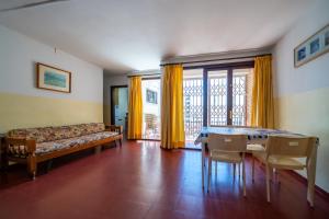 a living room with a couch and a table at Lamoga Ona in Torredembarra