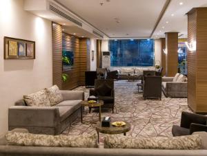 a lobby with couches and tables and a waiting room at فندق دولف in Al Khobar