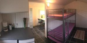 ein Zimmer mit zwei Etagenbetten in einer Küche in der Unterkunft Ore Strandcamping in Vordingborg
