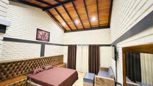 a bedroom with a bed in the corner of a room at Airport Hotel Transit 98 in Katunayaka