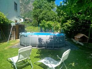 two chairs and a tub in a yard with at Casa In Fiore in Mese
