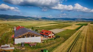 Luftaufnahme einer Scheune mitten auf einem Feld in der Unterkunft Mongol champing in Cotormani