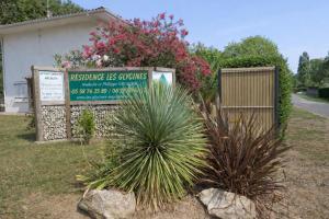 a sign for a landscaping clinic with a plant at Appartement Coloquinte-Résidence Les Glycines in Eugénie-les-Bains