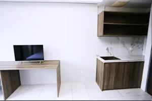 a kitchen with a desk with a computer on it at Reverdale in Bekasi