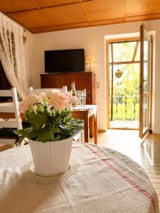 a vase with flowers sitting on a table in a room at Emma's Vintage Ferienhaus mit Kamin in Friedrichsbrunn