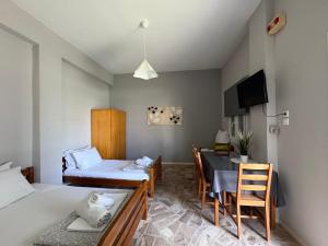 a small room with a bed and a dining table at Villa Maria in Ofrínion