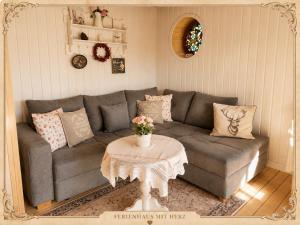 a living room with a couch and a table at Emma's Vintage Ferienhaus mit Kamin in Friedrichsbrunn