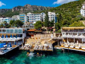 ein Jachthafen mit Stühlen und Booten im Wasser in der Unterkunft Medusa Hotel in Kaş