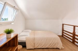 a bedroom with a bed and a window at Le Cocon d'Ava - Bungalows & Spa in Saint-Paul