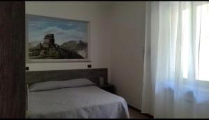 a bedroom with a bed and a painting on the wall at Hostaria Floow in Avigliana
