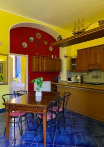 a kitchen with a wooden table and chairs in a room at Casa con Cortile, Barbecue e Parcheggio Privato in Sestri Levante