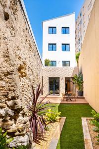 an exterior view of a building with a yard at Eden Islands Marseille Prado in Marseille