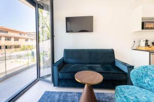 a living room with a couch and a table at Eden Islands Marseille Prado in Marseille