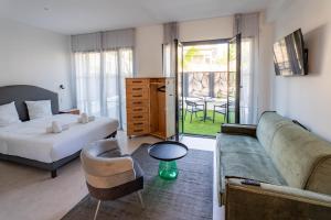 a living room with a couch and a bed at Eden Islands Marseille Prado in Marseille