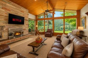 a living room with a couch and a fireplace at River Heights Home cabin in Leavenworth