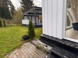 a porch of a house with a bench in the yard at 柠檬树 in Gystad